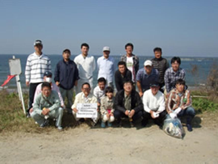 海岸清掃活動後に参加者が集合して撮影した記念写真