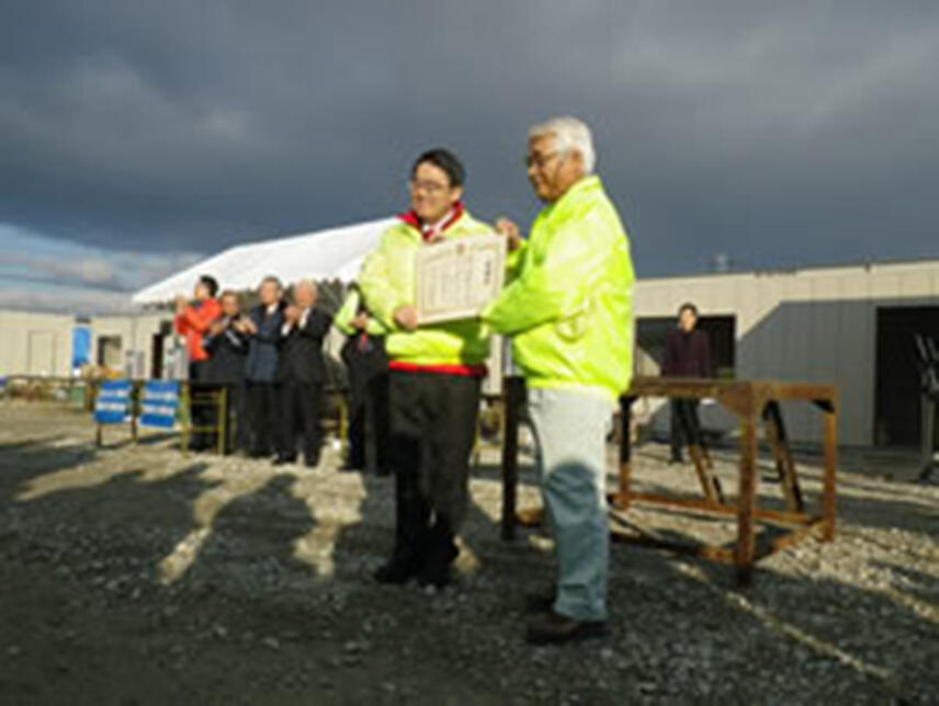 清掃活動の表彰式で賞状を授与している様子