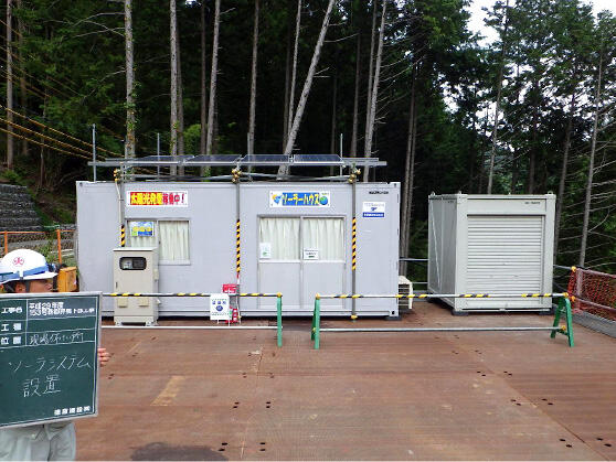 現場事務所に設置された太陽光発電設備の写真