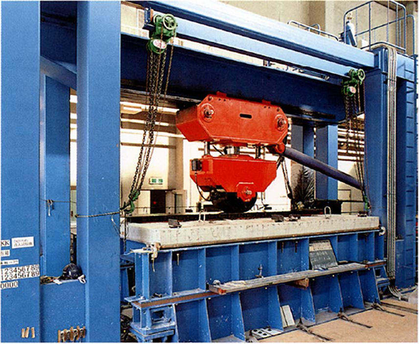 大型載荷試験機によるPSR工法の疲労耐久性確認試験の状況