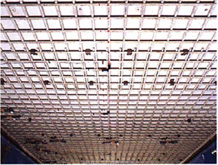 天井面に補強用鉄筋メッシュを取り付けた施工状況