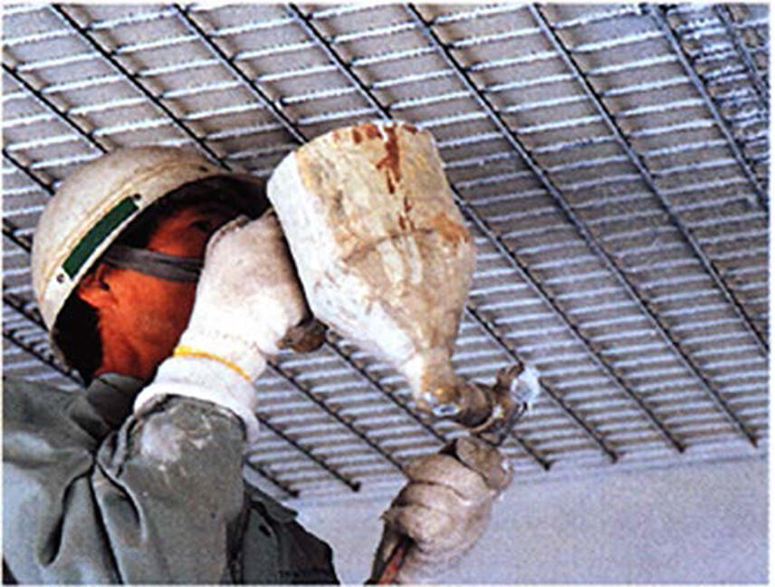 補強鉄筋に防錆材を塗布している作業状況