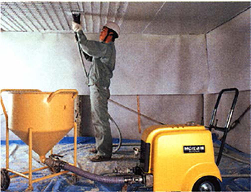 補強材を吹き付けて断面を増厚している施工状況