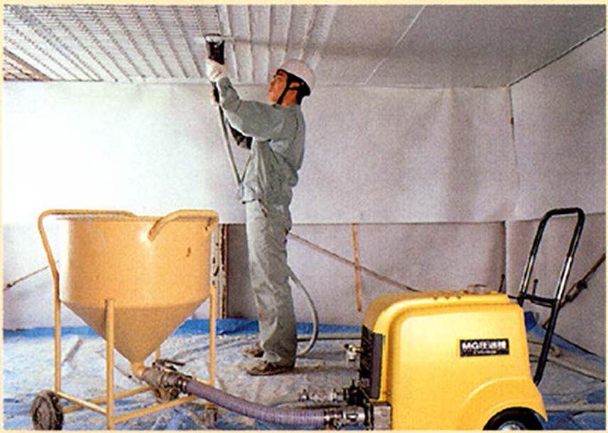 MG圧送機を使用して天井面へ材料を連続圧送している施工状況