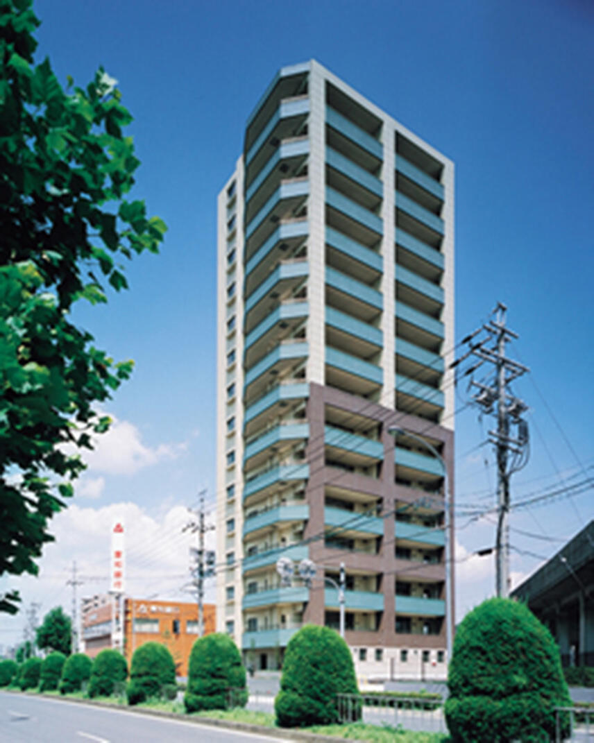 免震構造を採用した高層マンションの外観写真