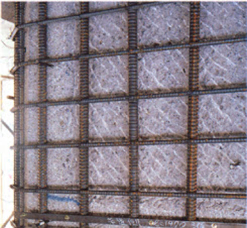 柱表面に補強用鉄筋メッシュを取り付けた状況