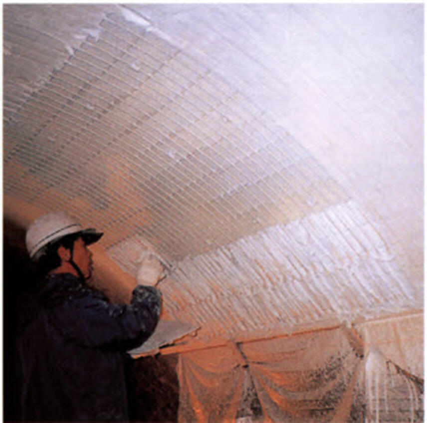 トンネル内で天井部に鉄筋メッシュを取り付ける施工状況