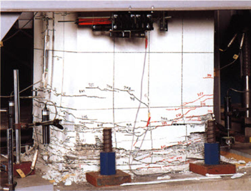 柱試験体に正負交番載荷を加えている耐震性能試験の状況