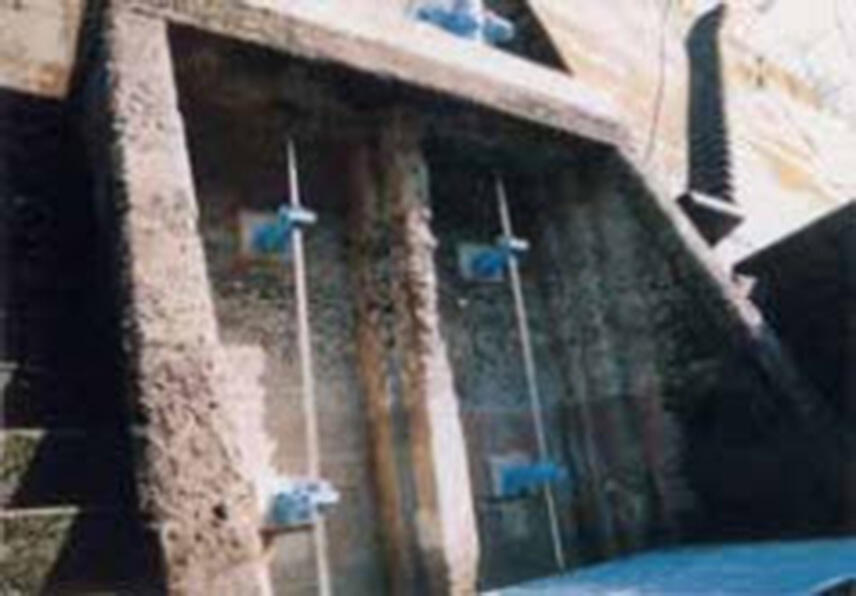 劣化・汚損が見られる取水口コンクリート壁の施工前状況