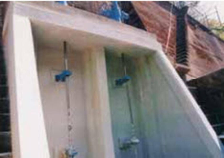 補修により表面が平滑化された取水口コンクリート壁の施工後状況