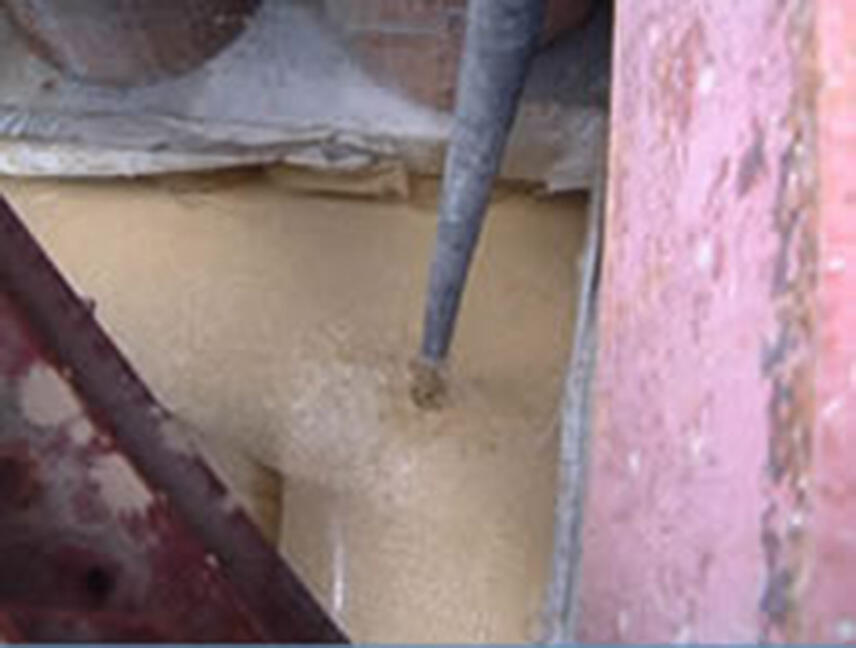 LSS工法の施工現場で薬液を注入している様子