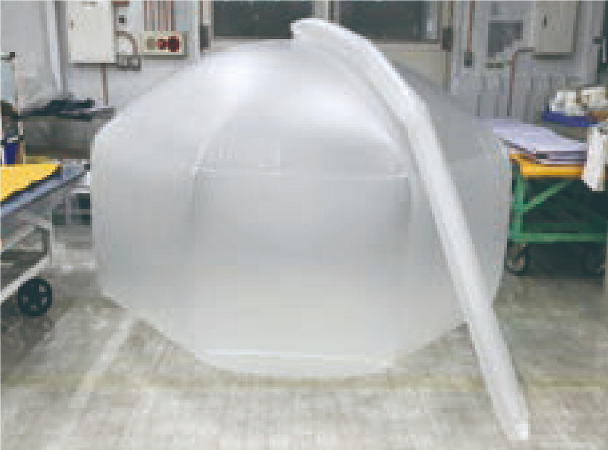 工場内で膨らませた透明なジュウテンバッグ本体