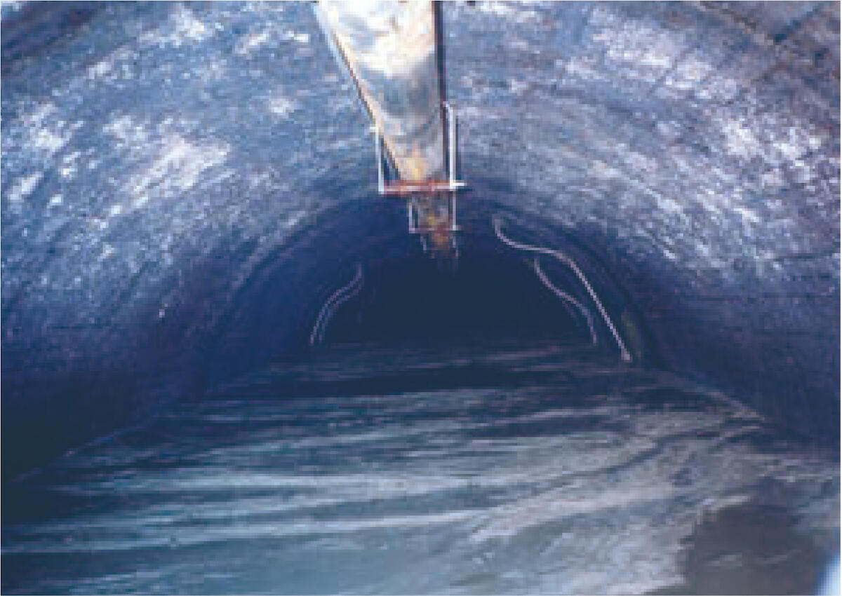 トンネル状に広がる地下空洞内部の様子