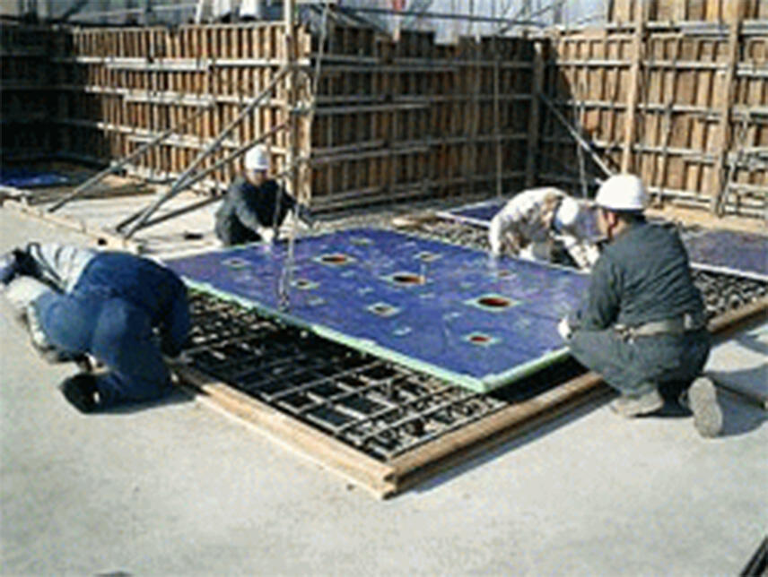 建設中の免震建物の基礎工事現場