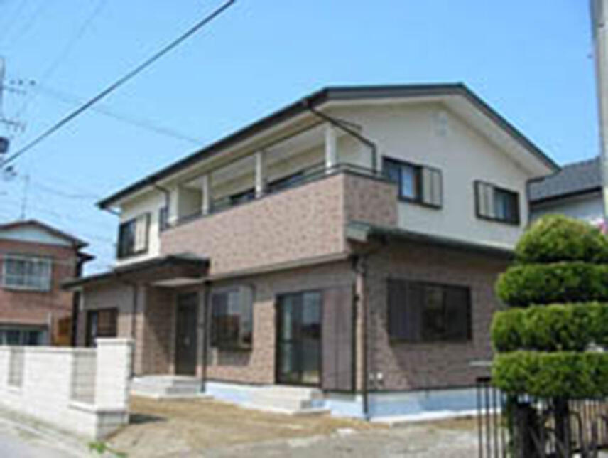 免震工法を採用した戸建住宅の外観写真