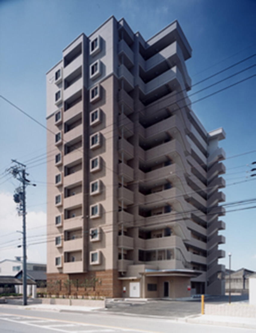 免震構造を採用した中高層マンションの外観